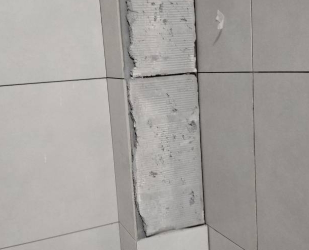 永昌瓷砖空鼓维修公司分享下瓷砖施工前基层浇水润湿程度不足，可能导致以下问题