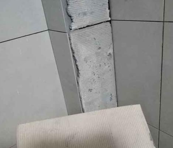 永昌瓷砖空鼓维修公司分享下厨房瓷砖脱落的补救措施。